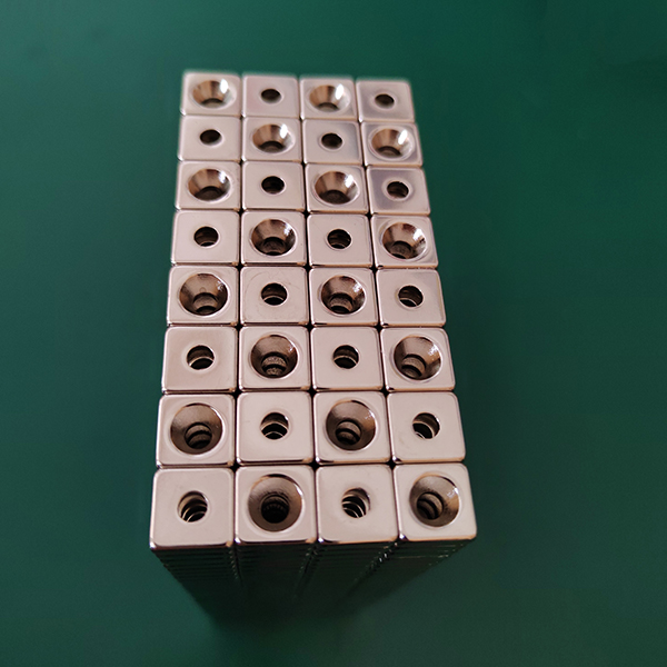 方形带孔磁铁