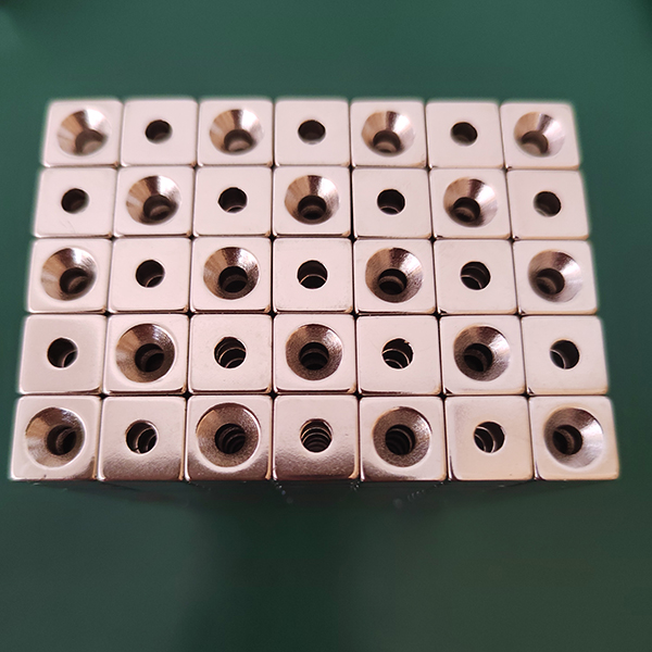 方形带孔磁铁